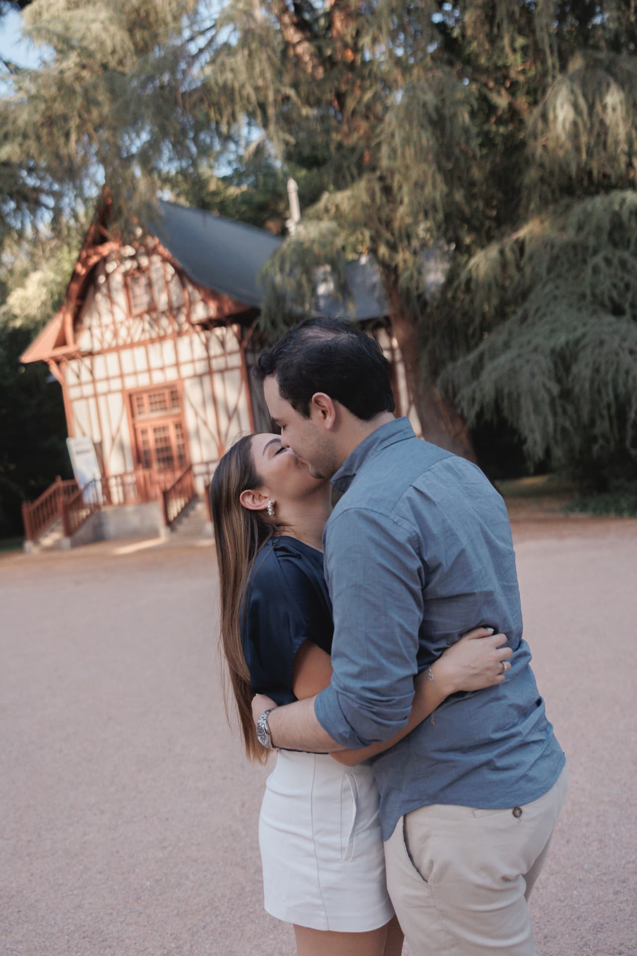 Los novios abrazados en el jardín