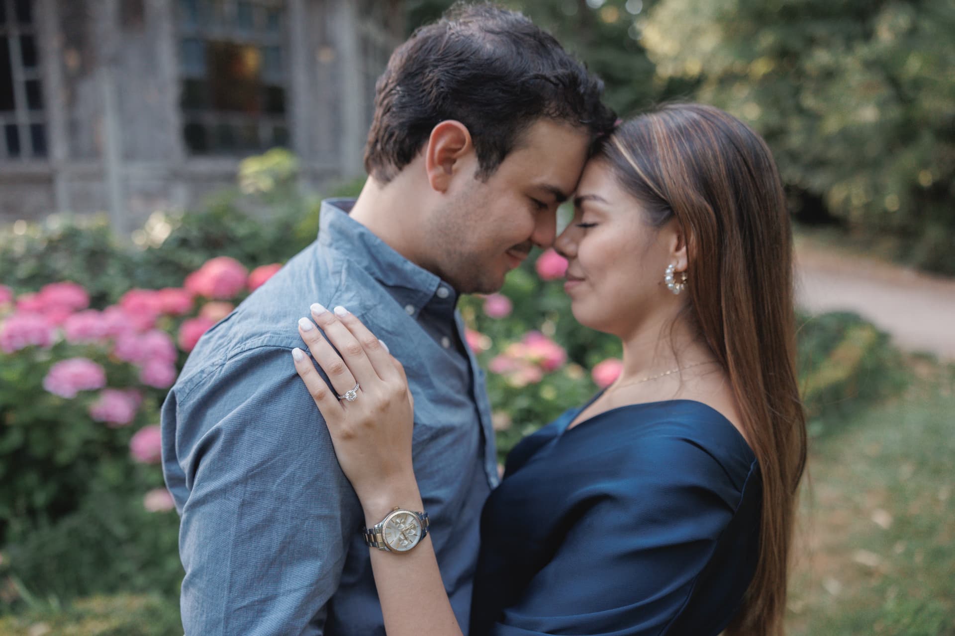 Los novios entre flores rosas